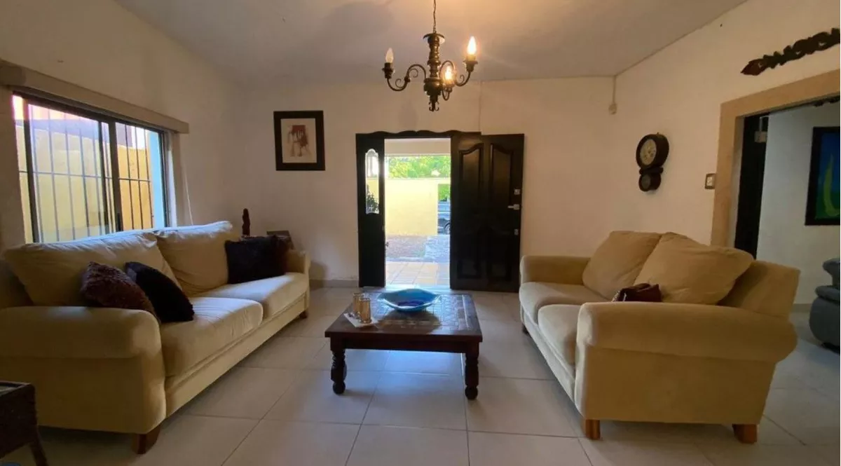 Venta De Casa Con Un Terreno Grande Con Estilo Colonial En Itzimna, Mérida