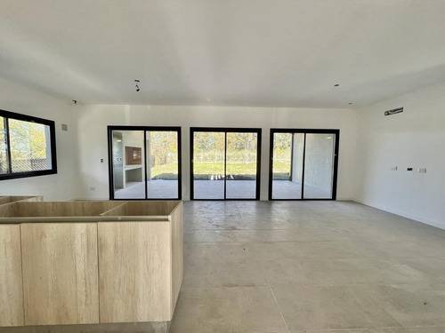 Imagen 8 de 30 de Moderna Casa A Estrenar Con Detalles De Categoria En Pilar Del Este, Barrio Santa Elena.