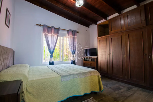 Casa En Alquiler Temporal En Piriápolis. Cómodos Dormitorios, Living, Comedor. Predio Cercado Con Piscina Climatizada Cubierta. A 50 Metros Del Mar