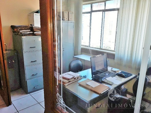 Imagem 1 de 6 de Vendo Excelente Sala Comercial Com 33,40 M², No Centro De Jundiaí À 50 Metros Do Fórum, Andar Alto Com Recepção, Divisórias E W.c, Estudo Permuta Por Sala Maior. - Sa00011 - 33471477