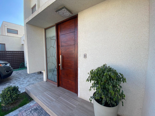 Casa Espaciosa Y Nueva, Con Muchas Dependencias.