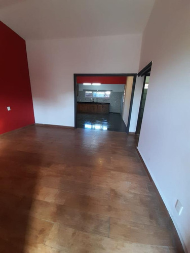 Imagen 3 de 8 de Alquiler Casa Empresas 160mts Gran Frente 70mts 2 Dormitorios Patio - Carrasco