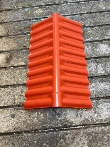 Imagen 2 de 2 de Caballetes Para Techos Rojos De Polipropileno