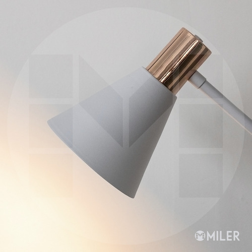 Lampara De Pie Con Pantalla Metalica Embudo Cobre