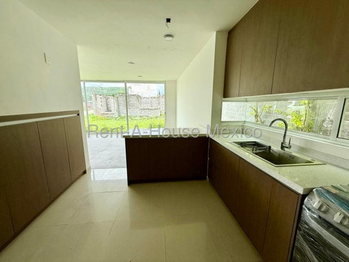 Venta. Santa Rosa Jauregui - Casa, Sala De Tv, 3 Recámaras, Cuarto De Servicio