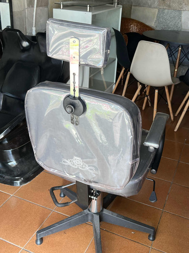 Uma Cadeira De Barbeiro Em Excelente Estado