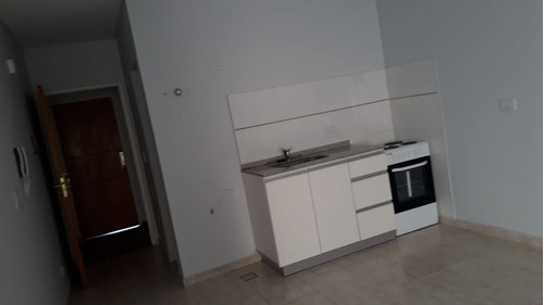 Alquilo En Caseros Departamento En 2do Piso De 2 Ambientes Con Baño Instalado A 6 Cuadras De La Estacion Ficha 8143 