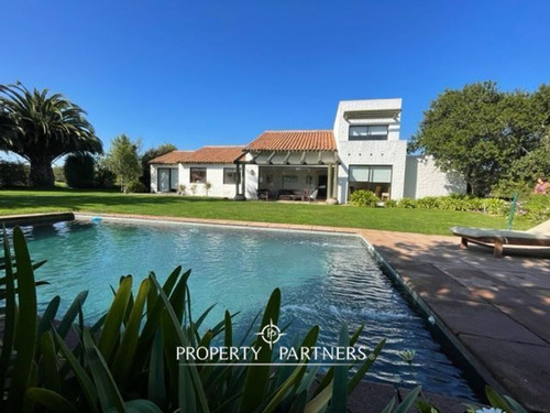 Casa Con Vista A Áreas Verdes