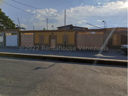  Arnaldo  López Vende Bella Casa Remodelada Y Amoblada En  Zona Oeste, Barquisimeto  Lara, Venezuela.  5 Dormitorios  3 Baños  435 M² 