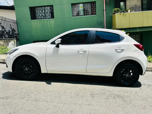 Mazda 2 Skyactive Blanco Perlado