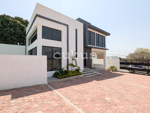 Casa Con Alberca En Venta En Fraccionamiento En Oaxtepec, Morelos