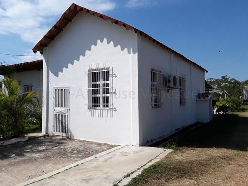 Precioso Terreno Ubicado En Zona Tranquila De Valencia, Cuenta Con 2 Pozos De Agua Aparte De Un Agradeble Clima Y Calido Ambiente,