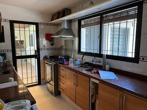 Imagen 8 de 16 de Venta Casa Punta Gorda. Jardín , Fondo, Garaje, Calefacción. Excelente Estado