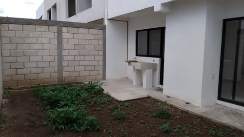 Casa Nueva De 3 Habitaciones Con Jardín Y Estacionamiento