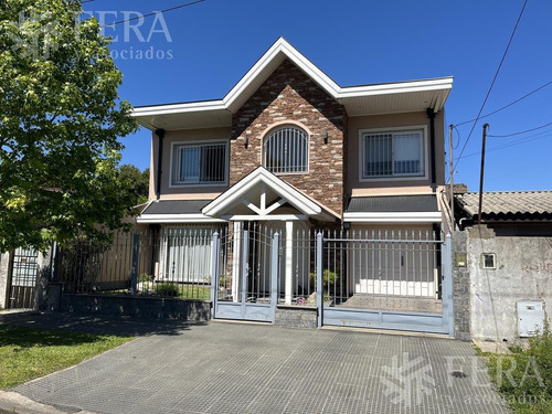 Imagen 2 de 30 de Venta Casa De 4 Ambientes Con Cochera, Galeria Y Patio Con Piscina En Wilde (28501)