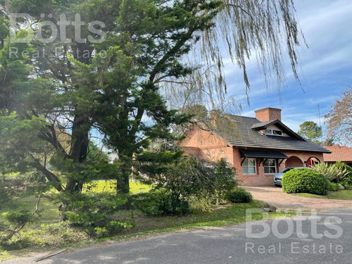 Venta Increíble Casa Con Piscina En Country Banco Provincia