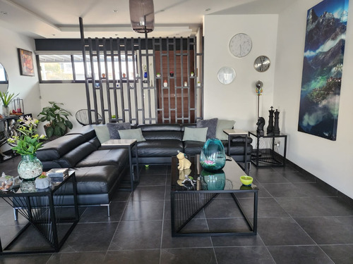 Casa En Venta Con Espacios Amplios (trato Directo)