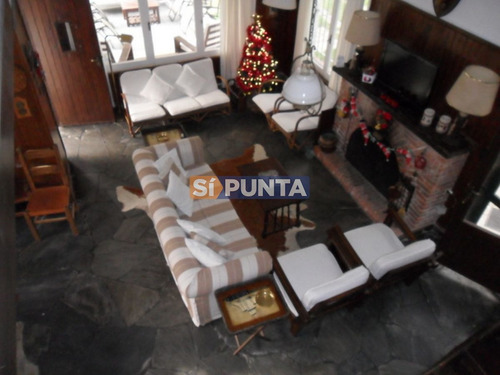 Imagen 2 de 30 de Casa Ubicada En Playa Mansa 6 Dormitorios