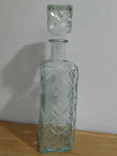 Antigua Botella Licorera En Vidrio Tallado