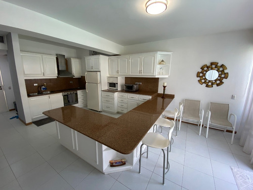 Imagen 4 de 12 de En Venta Apartamento Dúplex Residencia Coral Plaza Lechería / Roger Mongua