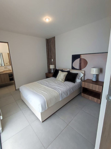 Casa En Venta Entre El Refugio Y Zibata, Doble Altura, 3 Recamaras, 3.5 Baños