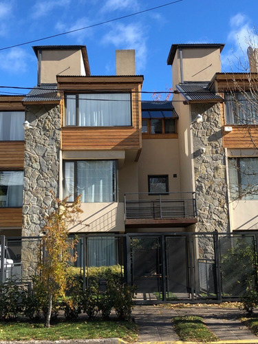 Imagen 2 de 15 de Casa Centrica De 3 Pisos En Barrio Residencial