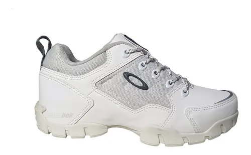 Bota hotsell oakley branca