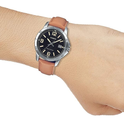 Reloj de pulsera Casio Enticer MTP-V004 de cuerpo color plata, analógico, para hombre, fondo negro, con correa de cuero color marrón, agujas color plata y beige claro, dial beige, minutero/segundero beige, bisel color plata y hebilla simple