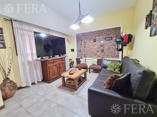 Venta De Casa De 4 Ambientes Con Cochera, Patio Y Terraza En Villa Dominico (25318)