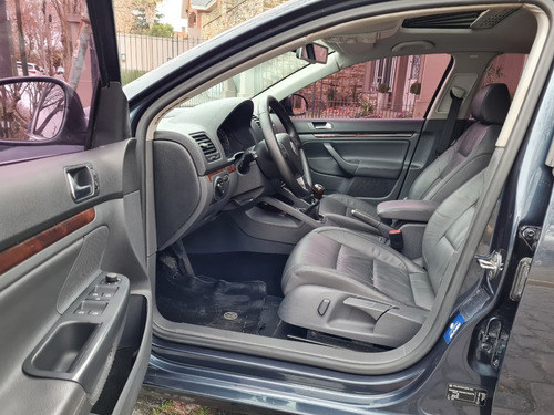 Imagen 10 de 14 de Volkswagen Vento 2.5n Luxury Mt 2009