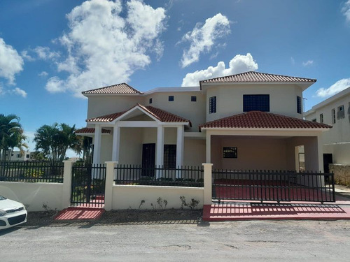 Casa En Alquiler En Punta Cana, Bavaro, 3 Habitaciones C/u C