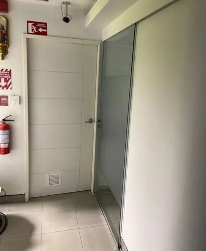 Oficina Remodelada Minimalista