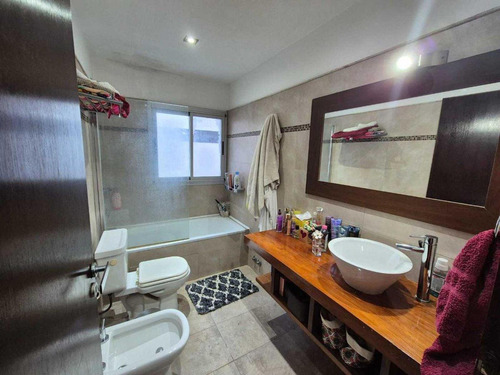 Casa En Venta - 7 Dormitorios 5 Baños - Berazategui