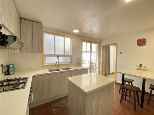 Casa En Venta De 3 Dorm. En Las Condes