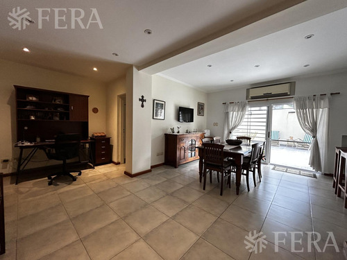 Venta Casa De 5 Ambientes Con Patio Y Cochera En Wilde