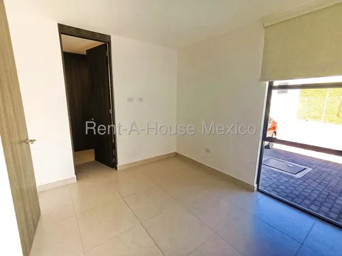 Se Renta Casa En Zibata Condominio Ankara Ofrece 3 Recamara Una En Pb Qh25-2527