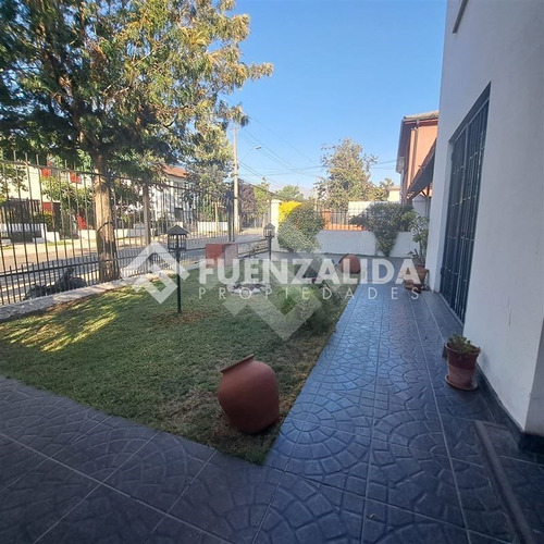 Casa En Venta De 5 Dorm. En La Cisterna