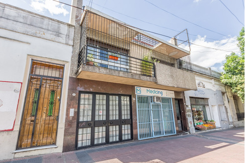 Ph En Piso Con Entrada Independiente De 3 Ambientes, Con Patio, Balcón, Cochera Y Terraza En Venta En Boedo, Caba.