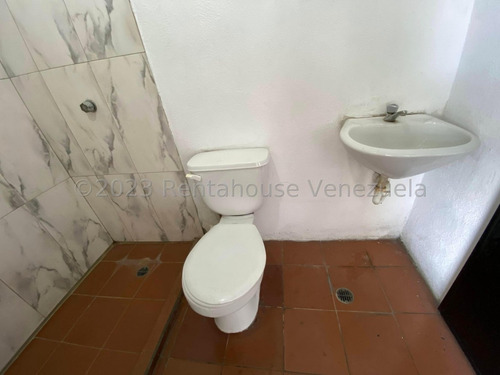 Raiza Suarez Vende Excelente Galpón Ubicado En El Centro De Barquisimeto, 2 4 2 9 7 2, A Pocas Cuadras Del Hospital, Lo Que Te Garantiza El Flujo Eléctrico Y Con Agua Constante, Con Cerco Electrico