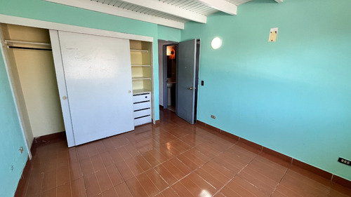 Casa De 4 Pisos En Rojas Magallanes, Avda. La Florida