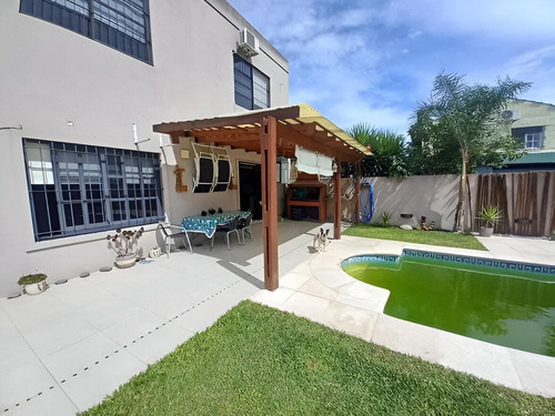 Venta Casa Con Piscina En Maquinista Savio Escobar
