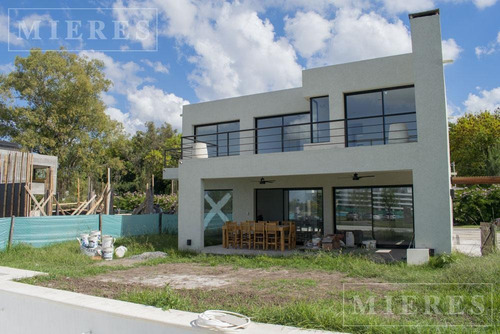 Impecable Casa De Dos Plantas En Construccion En Lagoon Pilar