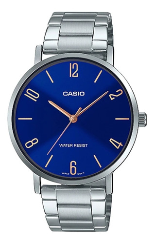 Reloj pulsera Casio Dress MTP-VT01 de cuerpo color plateado, analógico, para hombre, fondo azul, con correa de acero inoxidable color plateado, agujas color oro rosa, dial oro rosa, bisel color plateado y desplegable