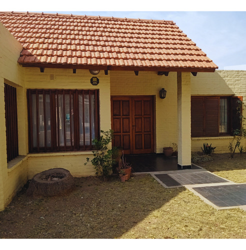 Casa De 4 Dormitorios Patio Y Cochera. Apta Crédito