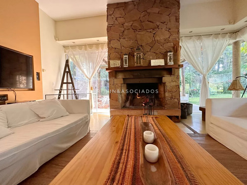 Hermosa Propiedad En Venta De 4 Dormitorios En Zona Lugano, Punta Del Este.