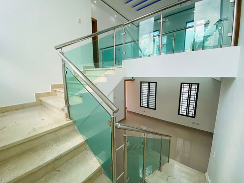 Casa De 2 Niveles Con 3 Habitaciones Y Piscina De Venta En Residencial Cerrado De Pontezuela, Av. 27 De Febrero!