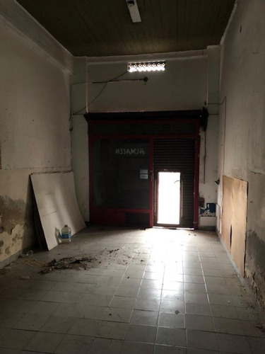 Imagen 2 de 2 de Local Con Baño En Zona Comecial (local 4)