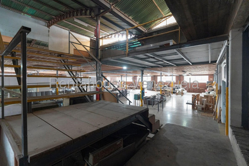 Atención Inversionistas, En La Yaguara Se Vende Excelente Edificio Tipo Galpón Industrial -af