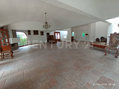 Casa Tipo Colonial Con 3 Recamaras Y Amplio Jardín