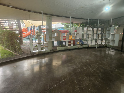 Amplio Local Con Terraza Los Cobres Vitacura